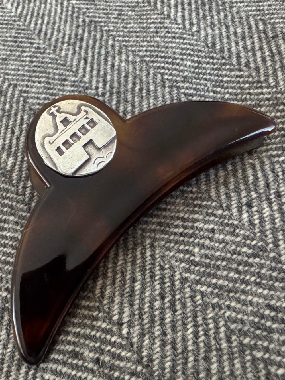 NWOT, STUNNING TORTOISE SHELL HAIR CLAW COUTRE CLIP WITH TWO SILVER SCENES